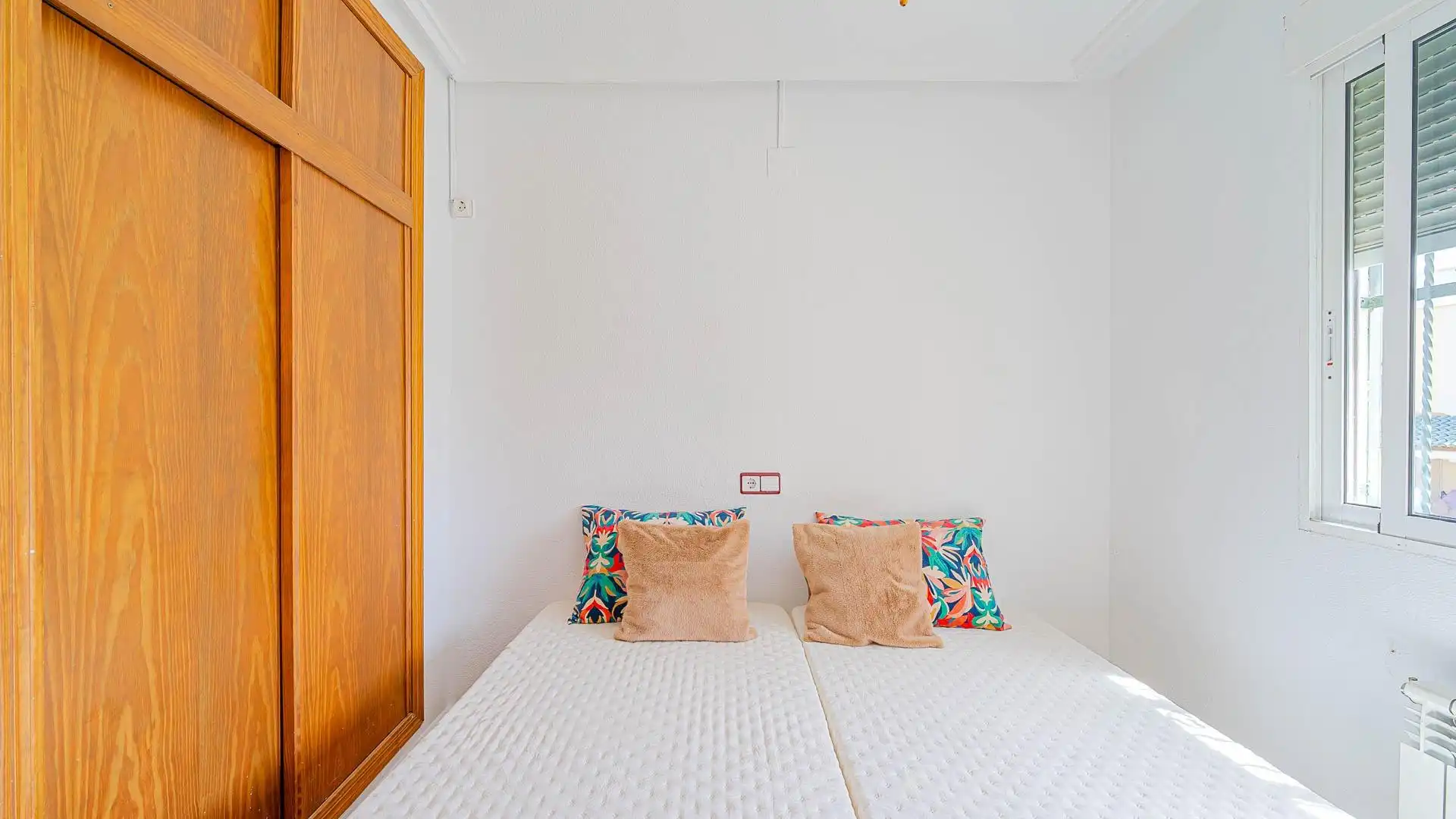 Habitación de Casa adosada en venta en Orihuela con Aire acondicionado, Calefacción y Jardín privado