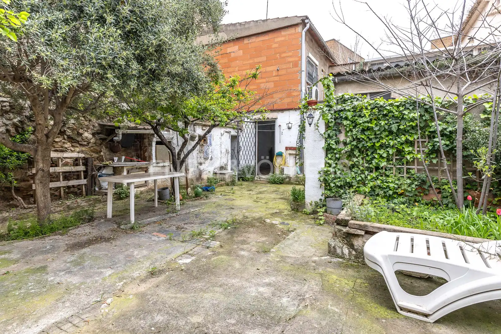 Jardí de Casa adosada en venda en Santa Coloma de Gramenet amb Aire condicionat, Calefacció i Jardí privat