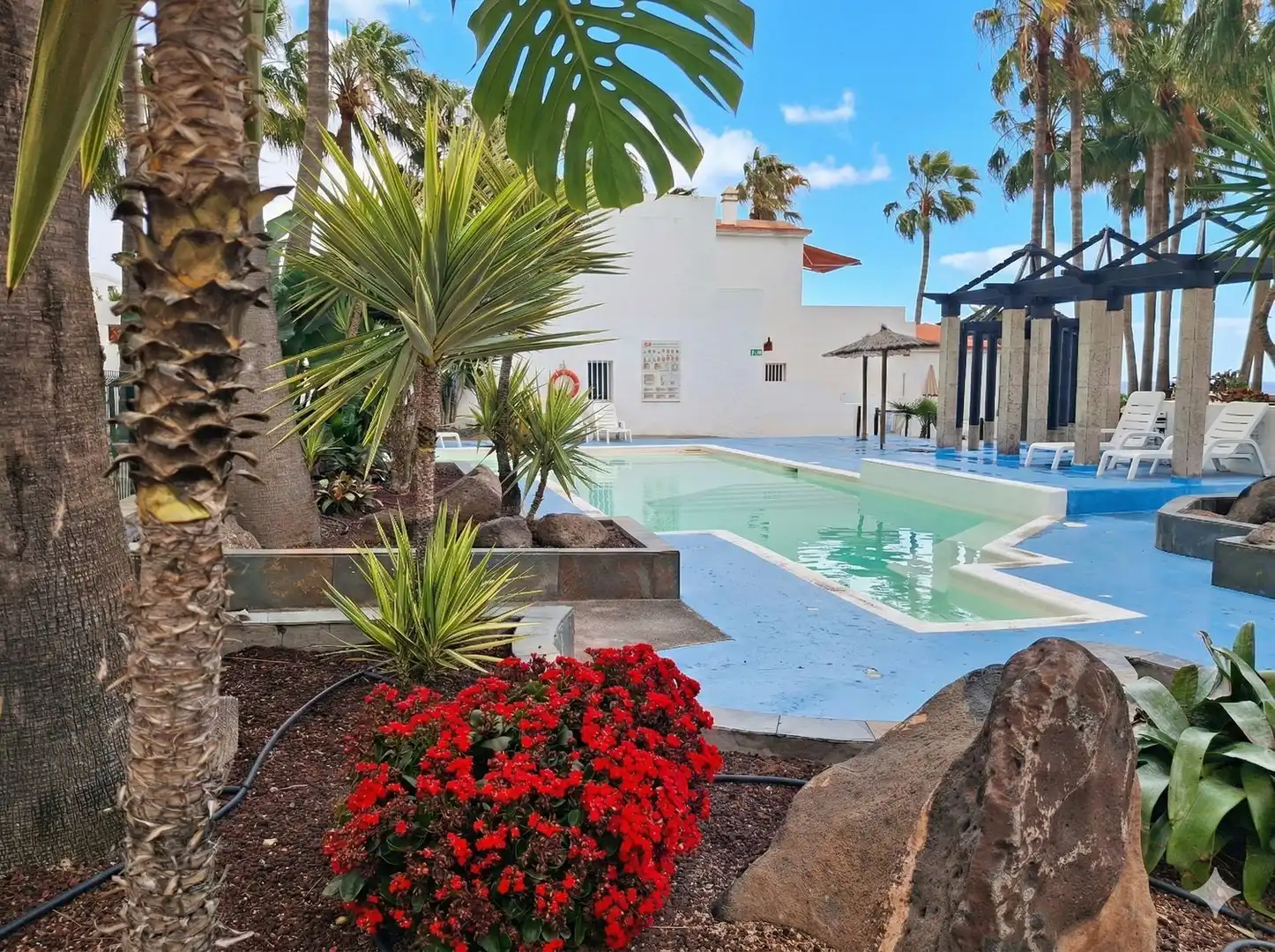 Außenansicht von Wohnung zum Verkauf in Pájara mit Privatgarten, Terrasse und Gemeinschaftspool