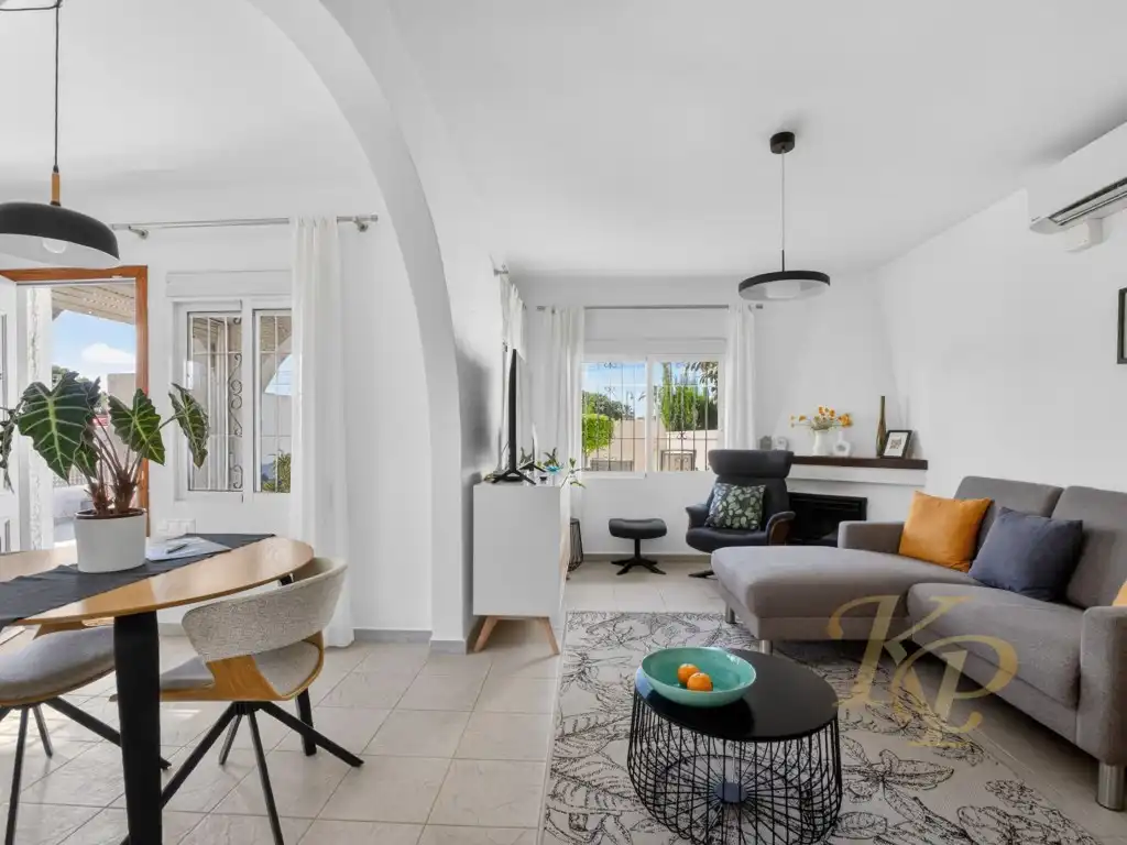Sala d'estar de Casa o xalet en venda en Torrevieja amb Aire condicionat, Moblat i Forn