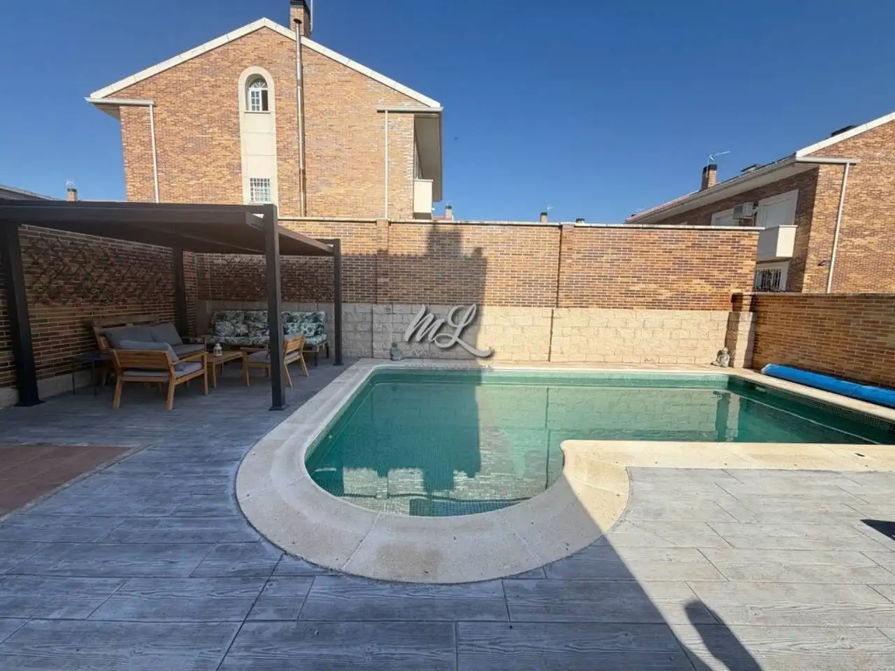 Piscina de Casa adosada en venda en Burguillos de Toledo amb Aire condicionat, Calefacció i Jardí privat