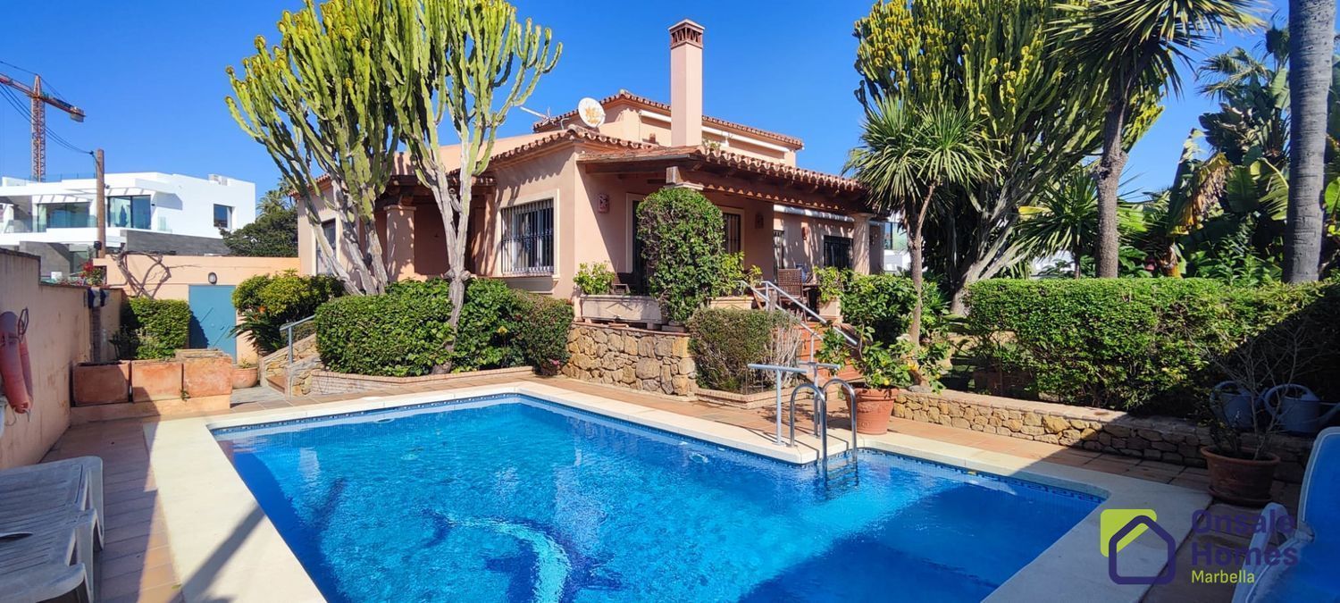 Vista exterior de Casa o xalet en venda en Marbella amb Aire condicionat, Jardí privat i Terrassa