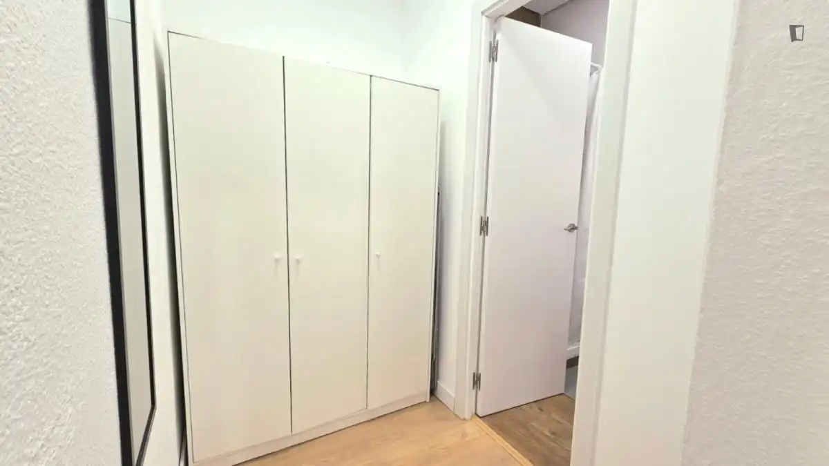 Dormitori de Apartament de lloguer en Madrid amb Moblat, Forn i Rentadora