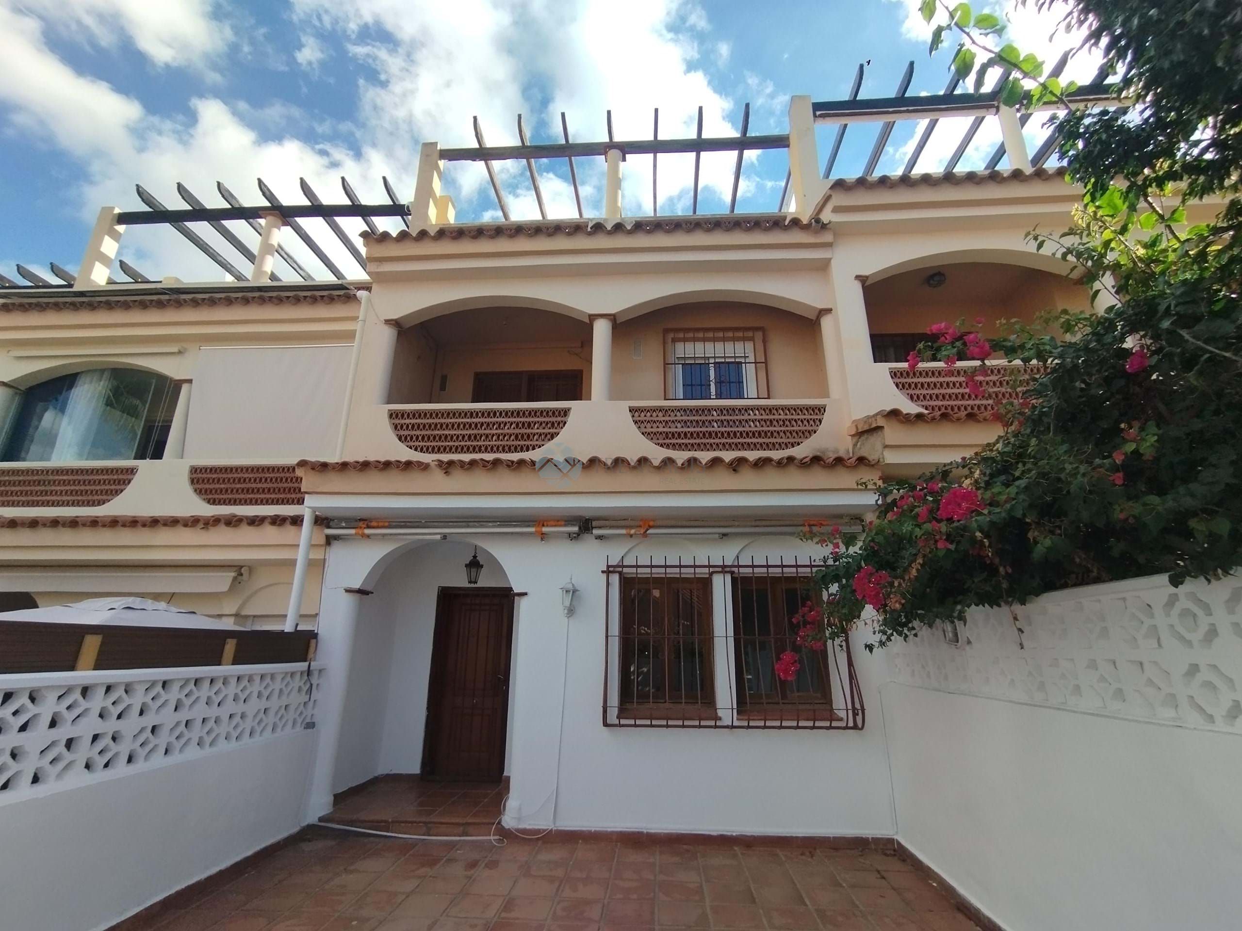 Vista exterior de Casa adosada en venda en L'Alfàs del Pi amb Piscina