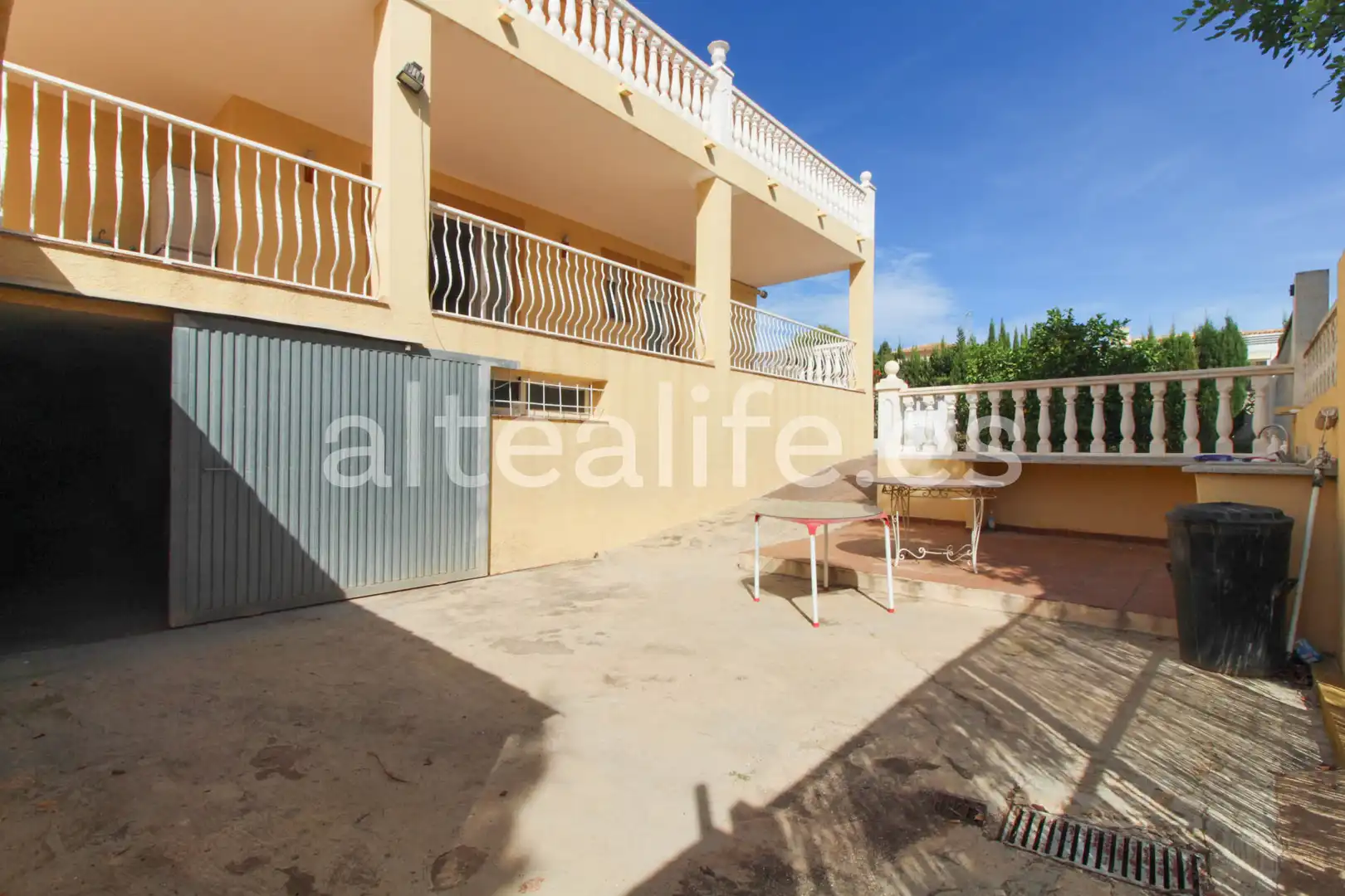 Außenansicht von Haus oder Chalet zum Verkauf in La Nucia mit Privatgarten, Terrasse und Abstellraum