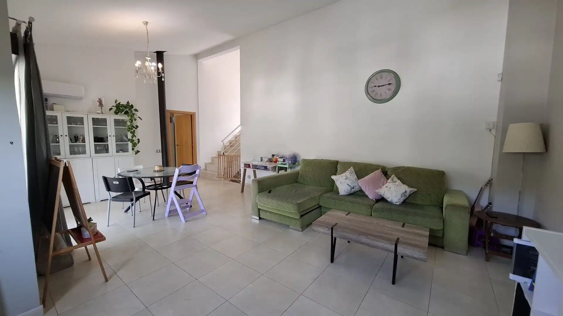 Sala d'estar de Casa adosada en venda en Vallirana amb Aire condicionat i Terrassa