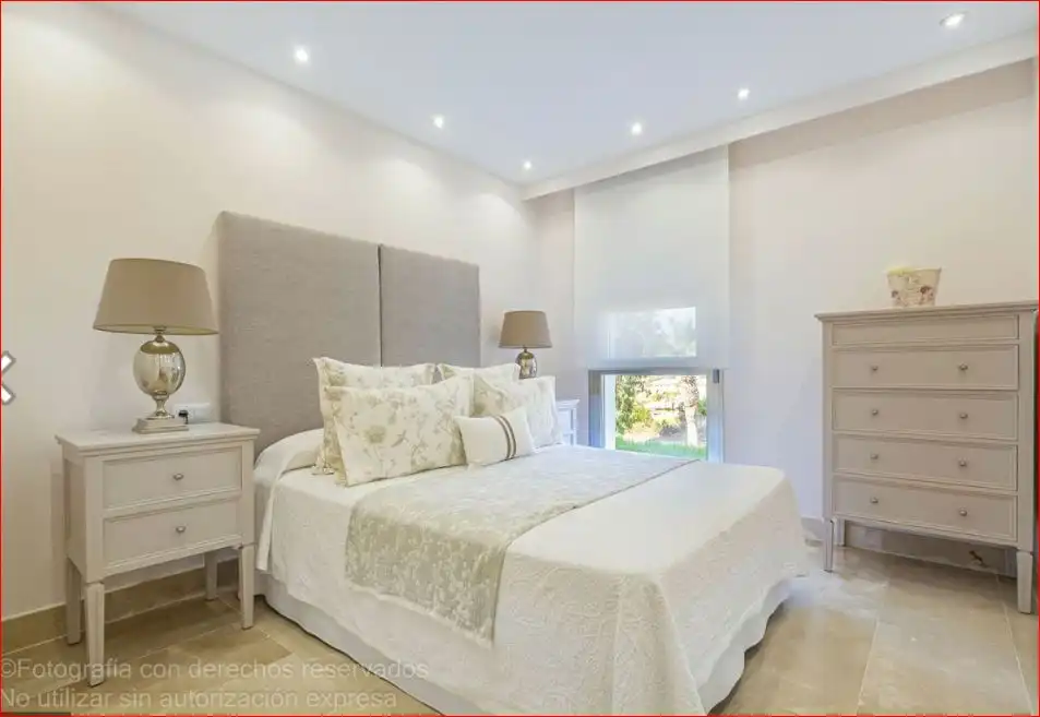 Schlafzimmer von Wohnung zum Verkauf in Manilva mit Klimaanlage, Heizung und Privatgarten