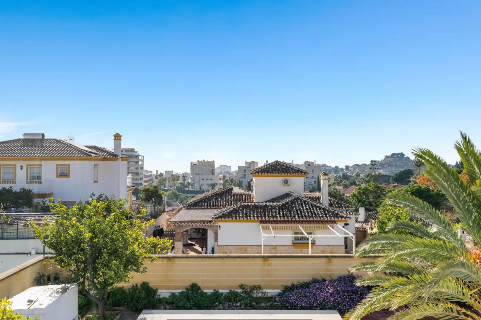 Vista exterior de Casa o xalet en venda en Benalmádena amb Aire condicionat, Terrassa i Traster
