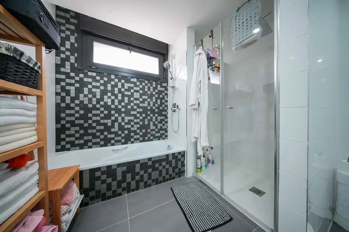 Bany de Casa o xalet en venda en Las Rozas de Madrid amb Aire condicionat, Calefacció i Jardí privat