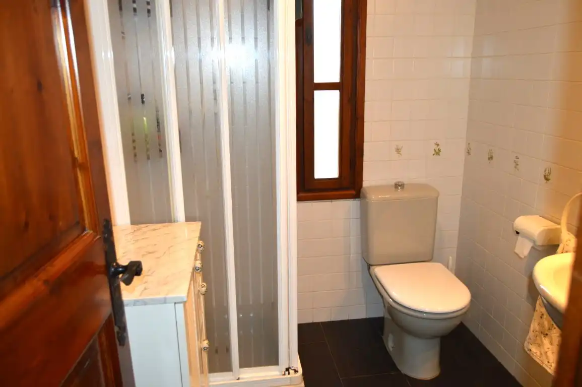Baño de Casa o chalet de alquiler en Prullans con Jardín privado, Parquet y Terraza