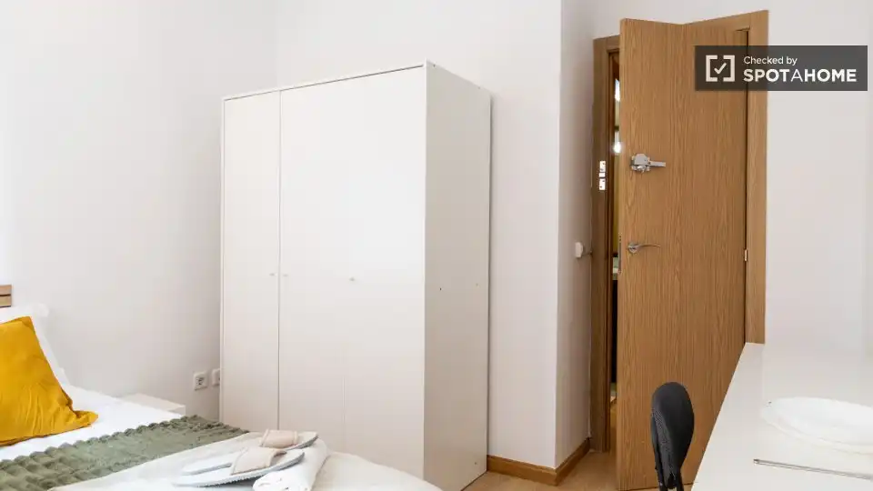 Habitación de Piso para compartir en Madrid con Aire acondicionado, Calefacción y Amueblado