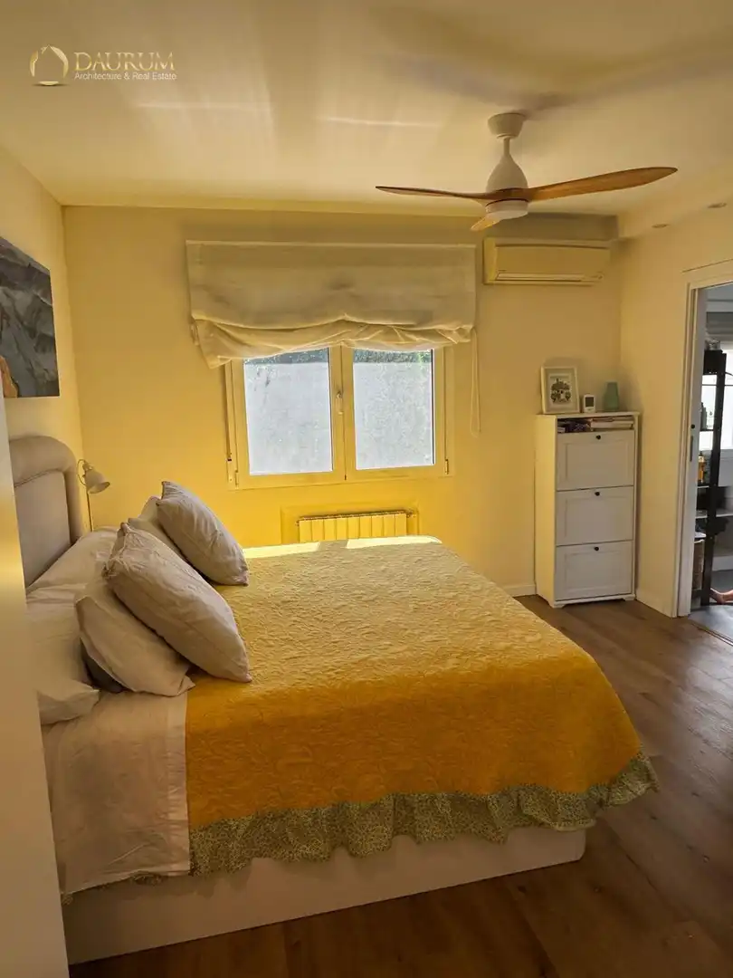 Habitación de Casa adosada en venta en Pozuelo de Alarcón con Aire acondicionado, Calefacción y Jardín privado