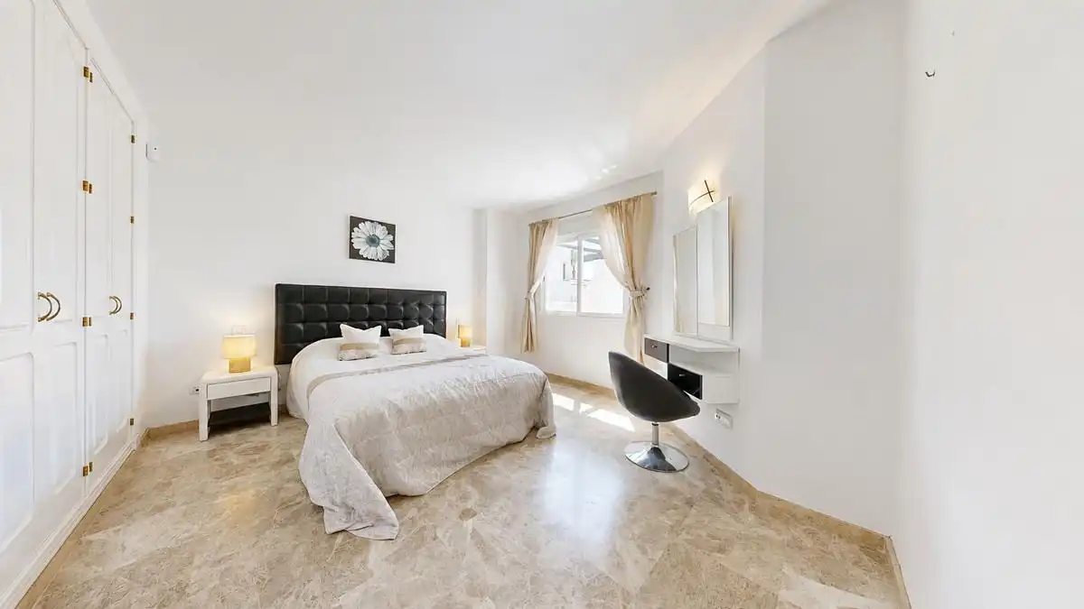 Dormitori de Àtic en venda en Marbella amb Aire condicionat, Jardí privat i Terrassa
