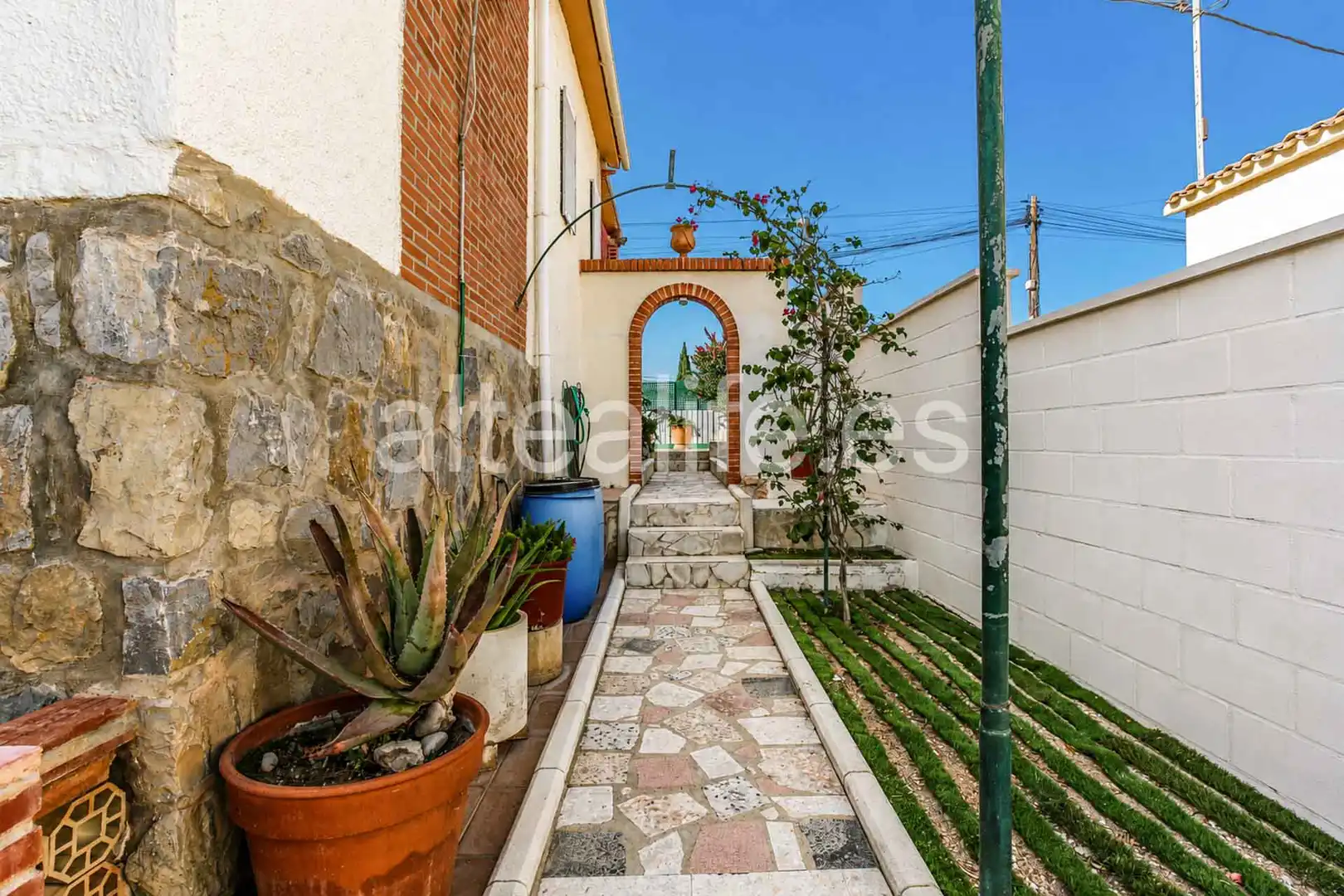 Vista exterior de Casa o xalet en venda en La Nucia amb Aire condicionat, Jardí privat i Terrassa