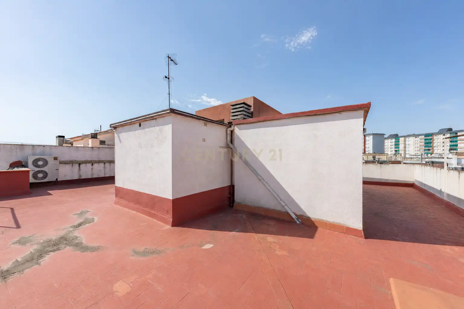 Vista exterior de Dúplex en venda en Cerdanyola del Vallès amb Traster i Balcó