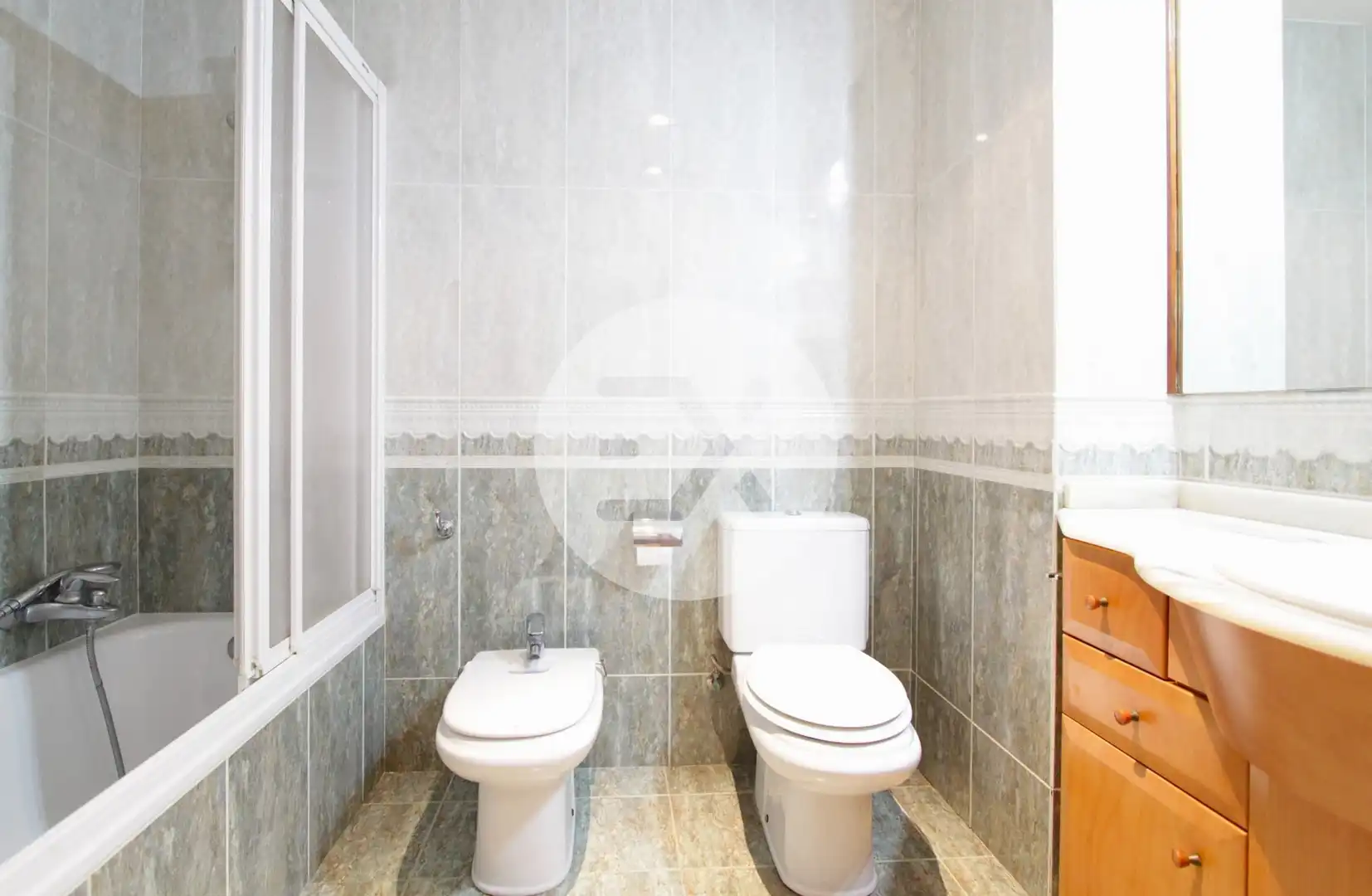 Badezimmer von Wohnung zum Verkauf in Castelldefels mit Parkett, Ofen und Balkon
