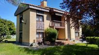 Vista exterior de Casa o xalet en venda en Santo Domingo de la Calzada amb Calefacció, Jardí privat i Terrassa