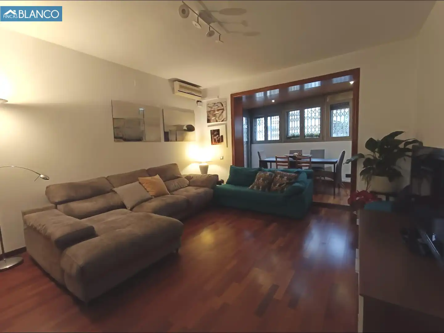Sala de estar de Piso en venta en L'Hospitalet de Llobregat con Aire acondicionado, Calefacción y Parquet