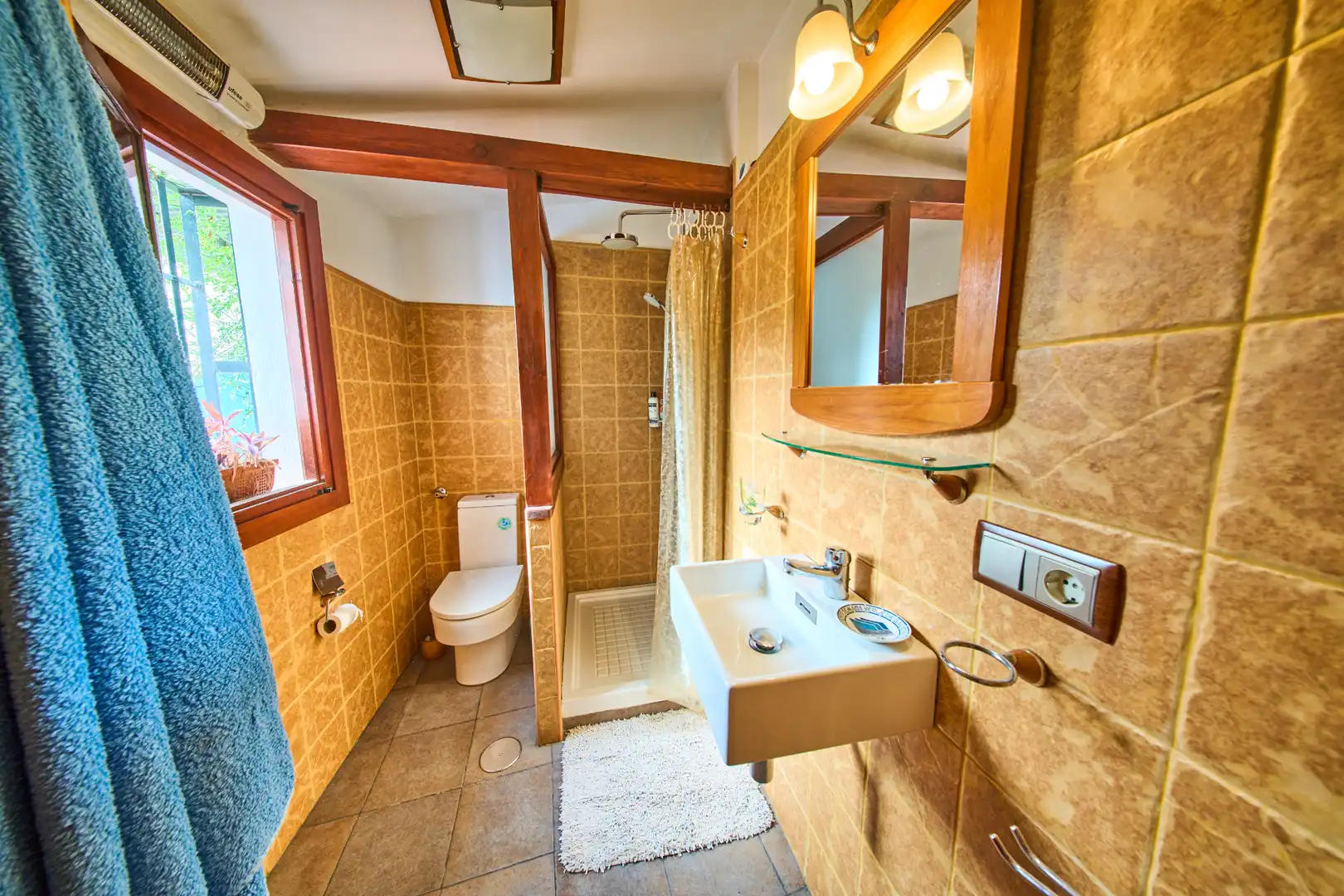 Badezimmer von Erdgeschoss zum Verkauf in  Granada Capital mit Terrasse und Möbliert