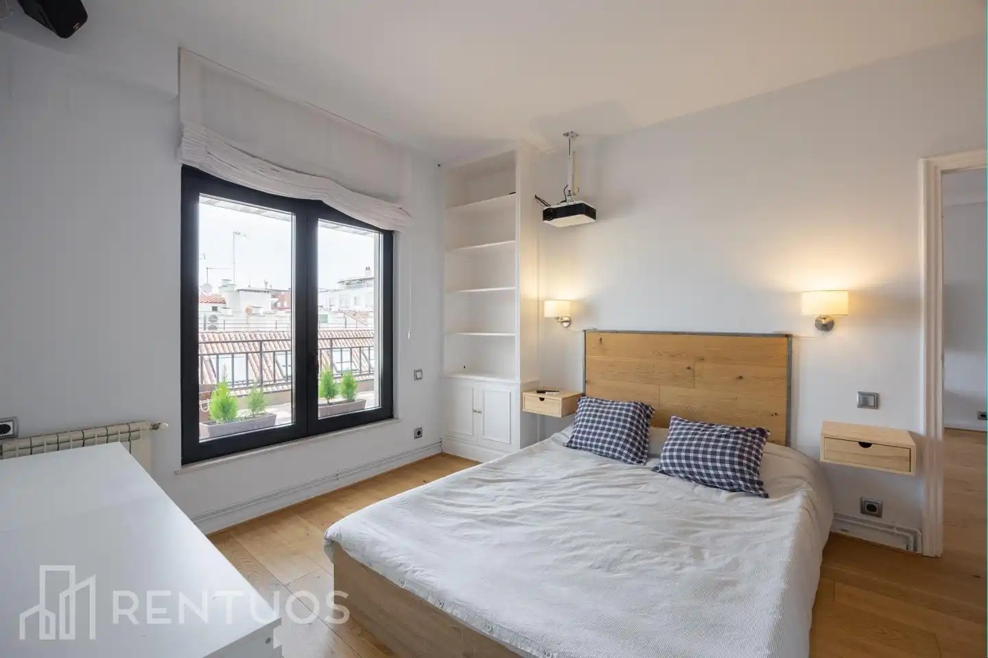 Schlafzimmer von Dachboden zur Miete in Madrid mit Klimaanlage, Parkett und Terrasse