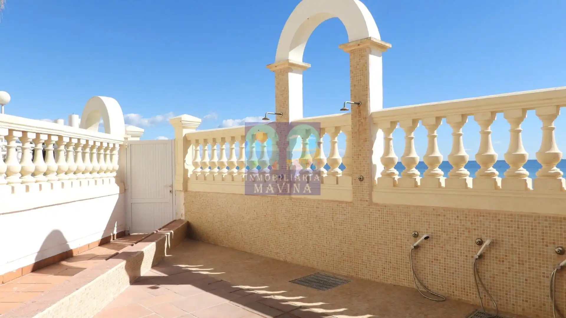Terrasse von Einfamilien-Reihenhaus zum Verkauf in La Manga del Mar Menor mit Heizung, Privatgarten und Terrasse