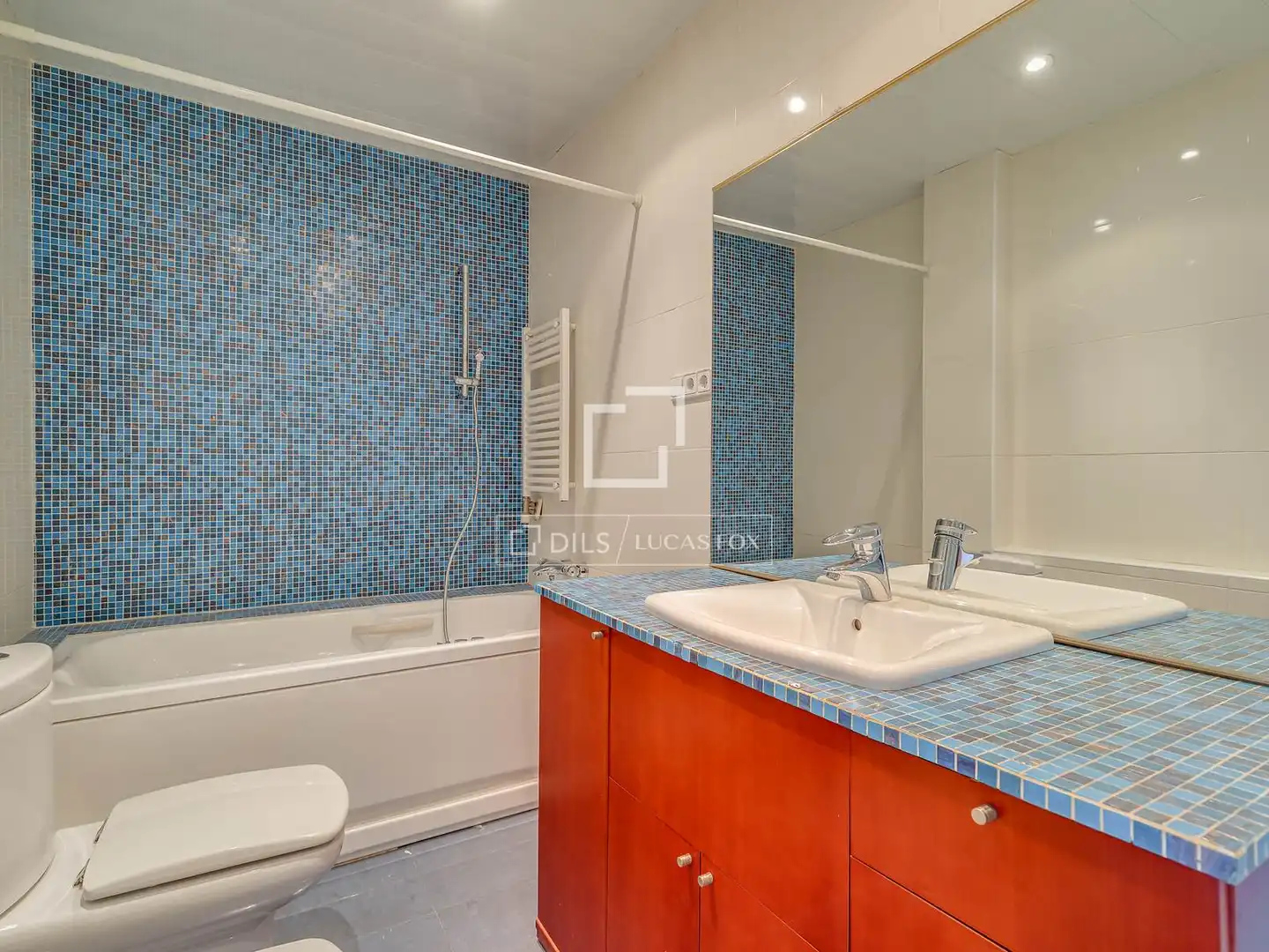 Badezimmer von Wohnung zum Verkauf in Barcelona mit Klimaanlage, Heizung und Balkon