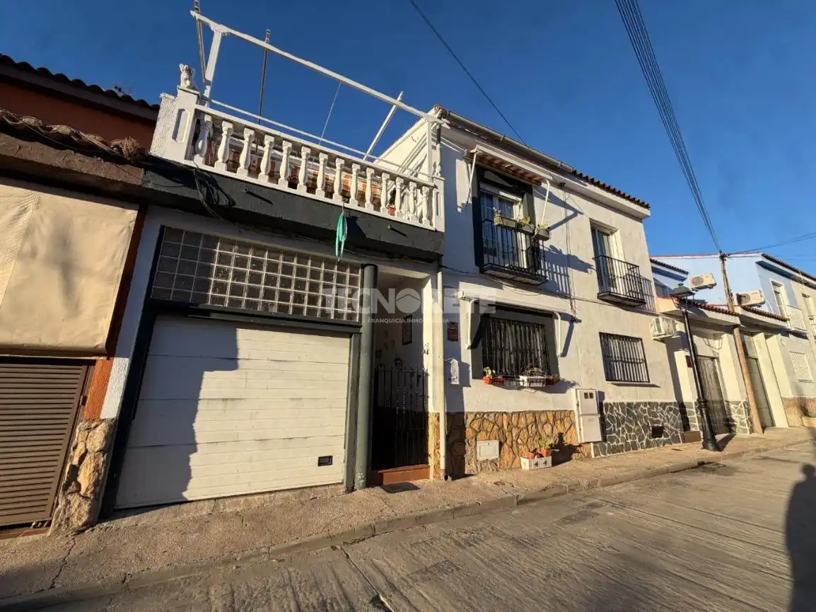 Casa aparellada amb terrassa en venda a C. la Virgen
