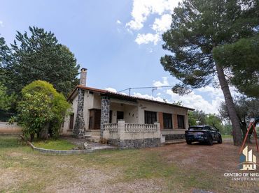 Detached house with pool for sale in Marivella 154