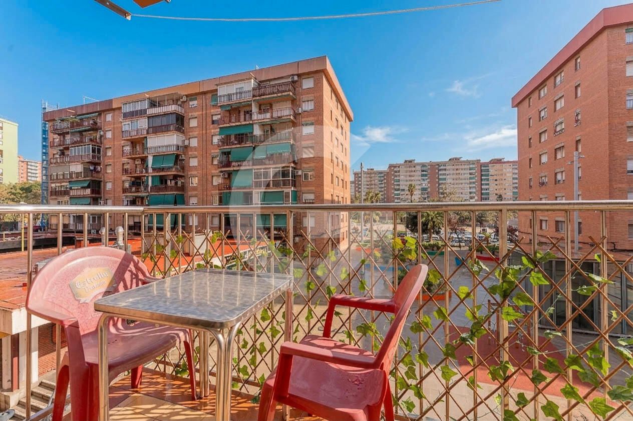 Terraza de Piso en venta en Cornellà de Llobregat con Terraza, Horno y Lavadora