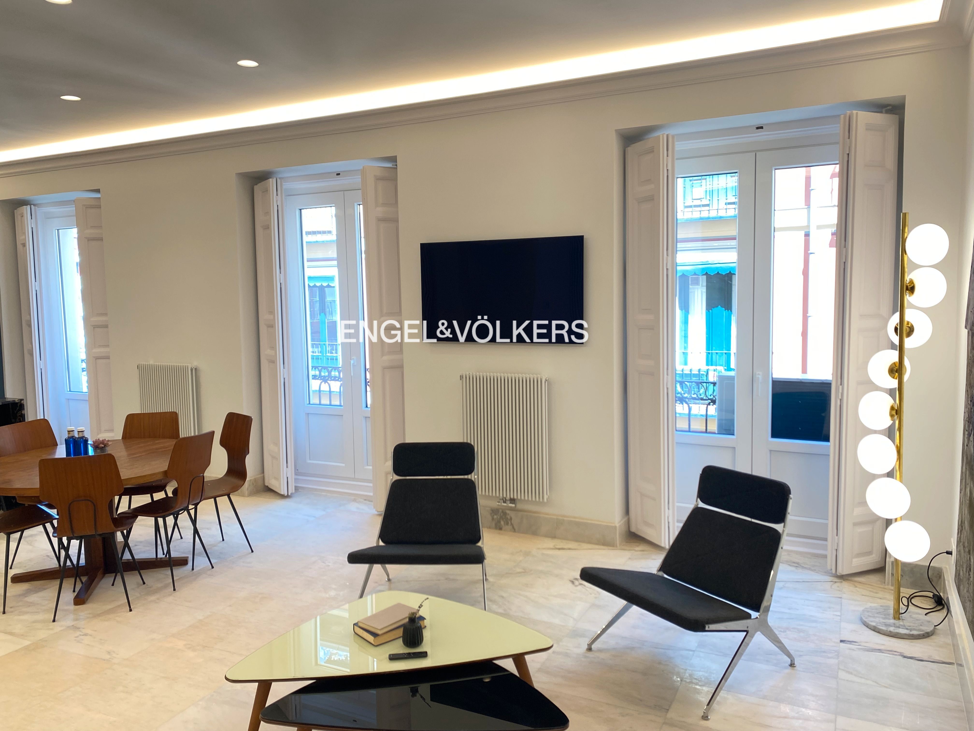 Sala d'estar de Apartament de lloguer en  Madrid Capital amb Aire condicionat, Calefacció i Moblat