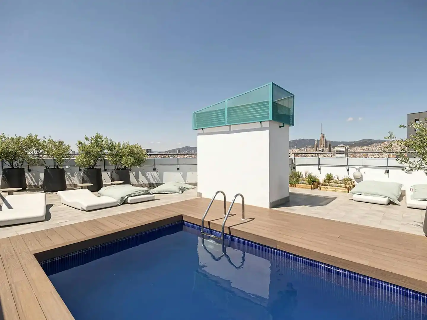Schwimmbecken von Gebäude zur Miete in Barcelona