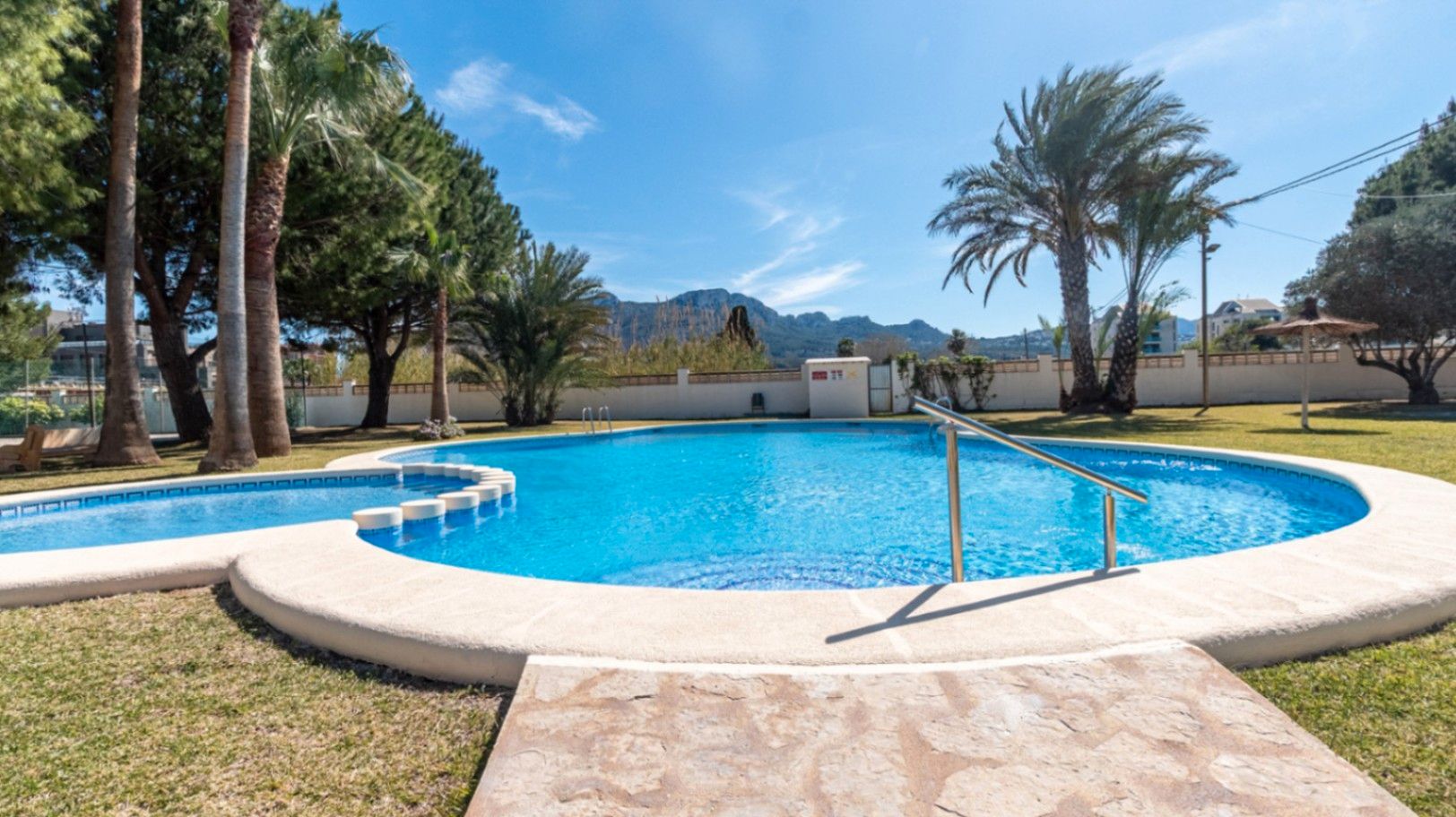 Piscina de Apartament en venda en Dénia amb Aire condicionat, Calefacció i Jardí privat