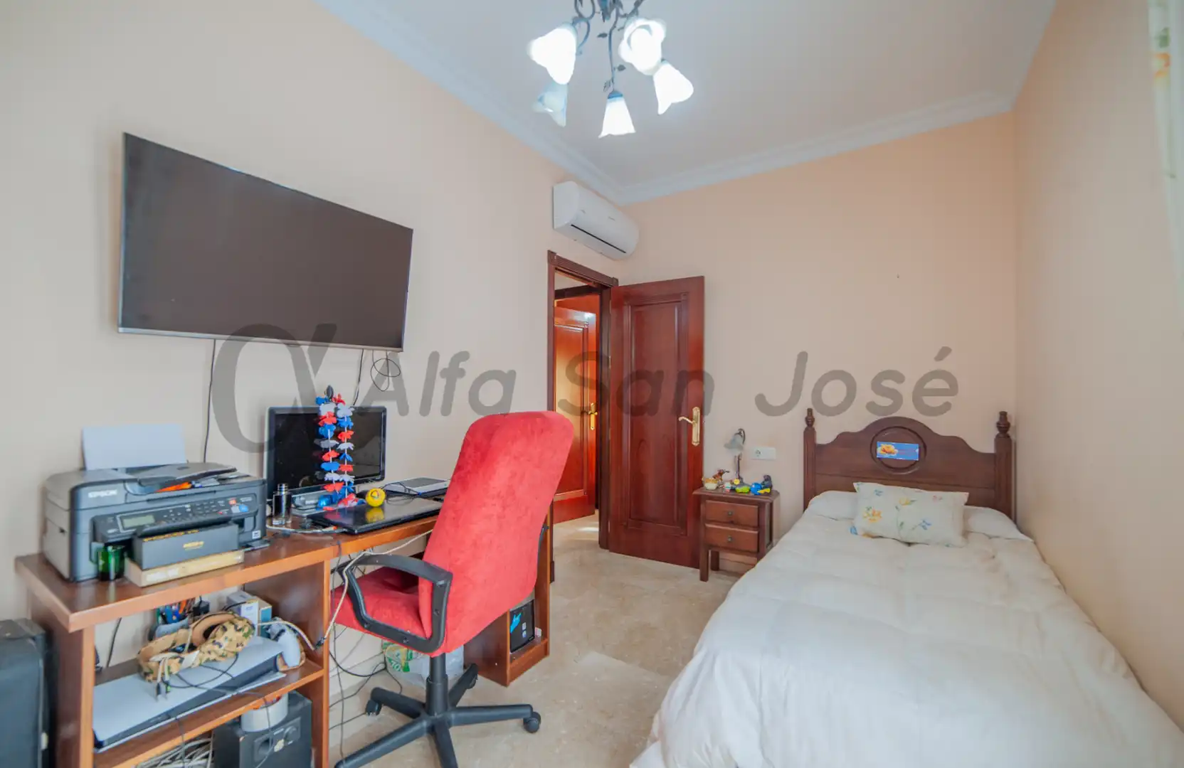 Dormitori de Casa adosada en venda en La Rinconada amb Terrassa, Piscina i Moblat