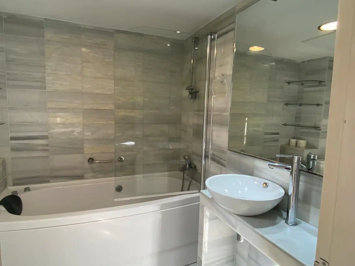Bathroom of Apartments for rent in Marbella  with Air Conditioner, Furnished and Washing machine
