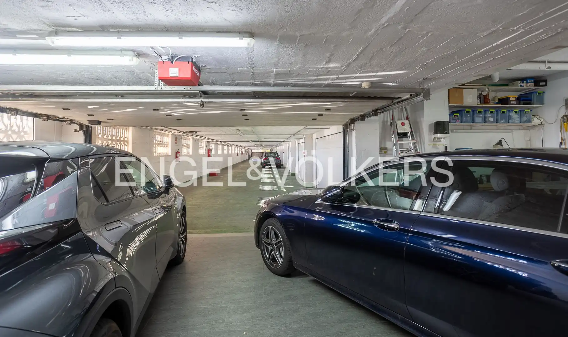 Parkplatz von Einfamilien-Reihenhaus zum Verkauf in Santander mit Heizung, Privatgarten und Terrasse