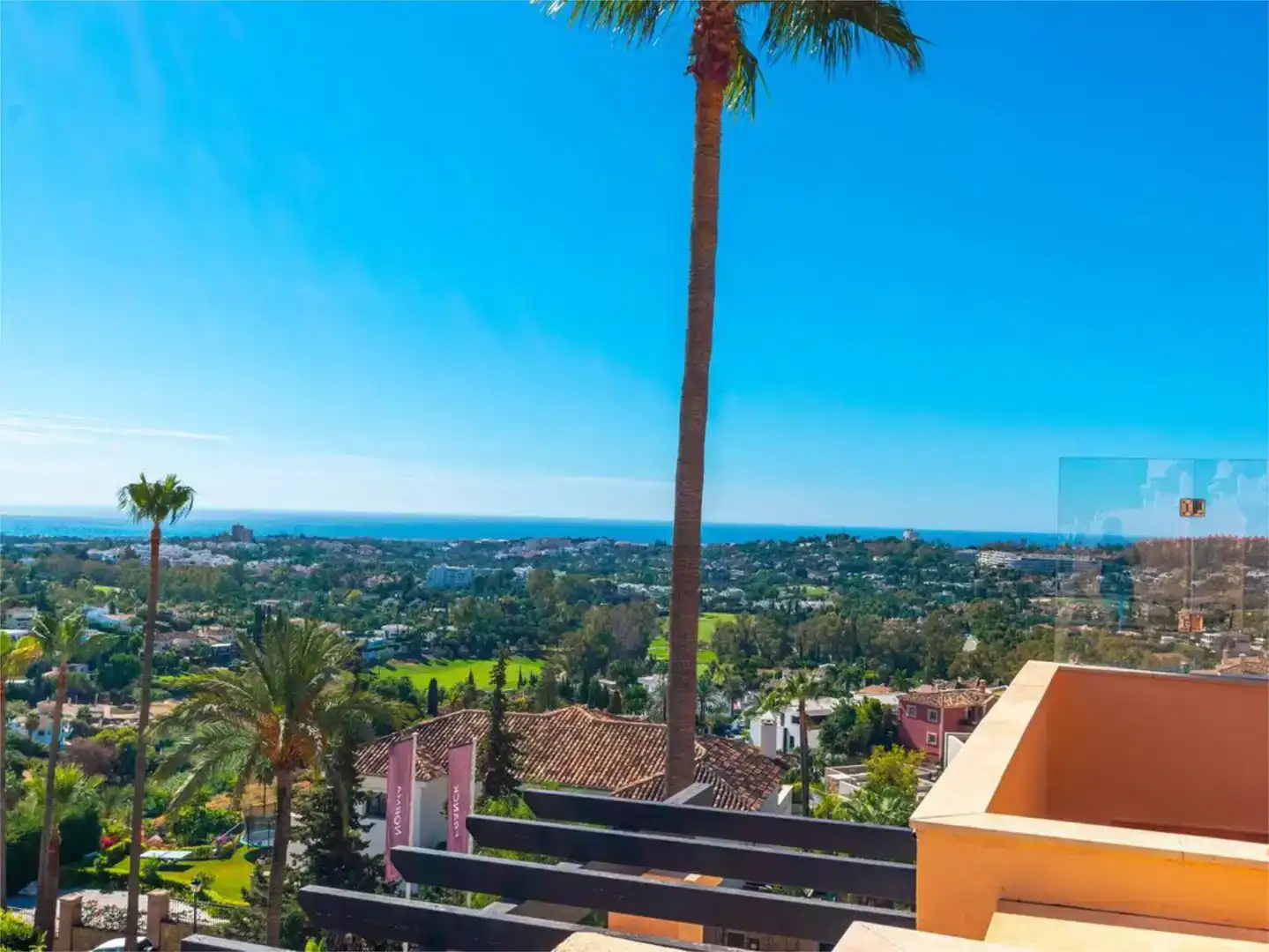 Vista exterior de Ático en venta en Marbella con Aire acondicionado, Jardín privado y Parquet