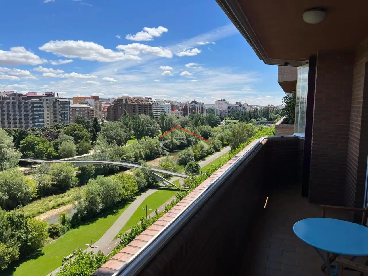 Vista exterior de Àtic de lloguer en León Capital  amb Calefacció, Parquet i Terrassa