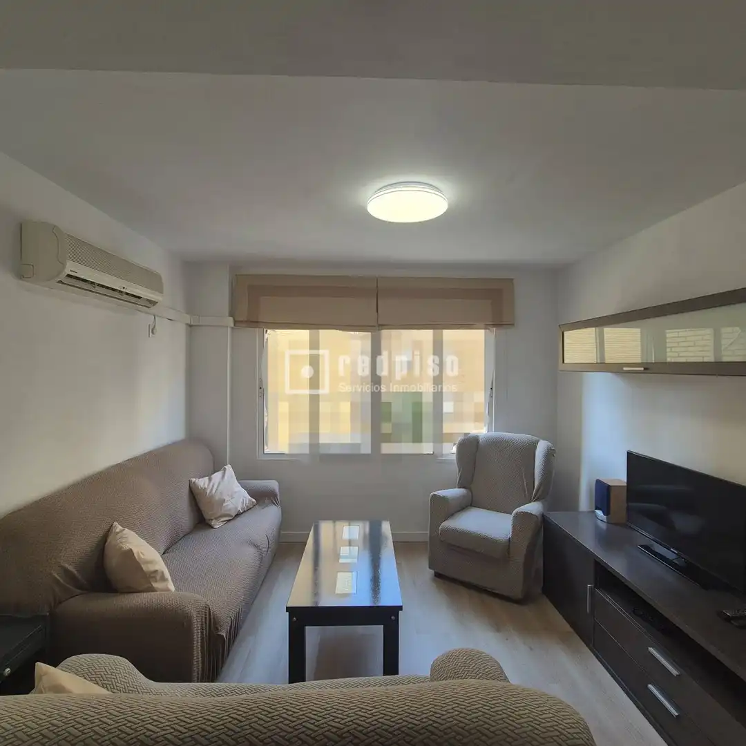 Sala d'estar de Pis de lloguer en Sevilla amb Aire condicionat, Terrassa i Moblat