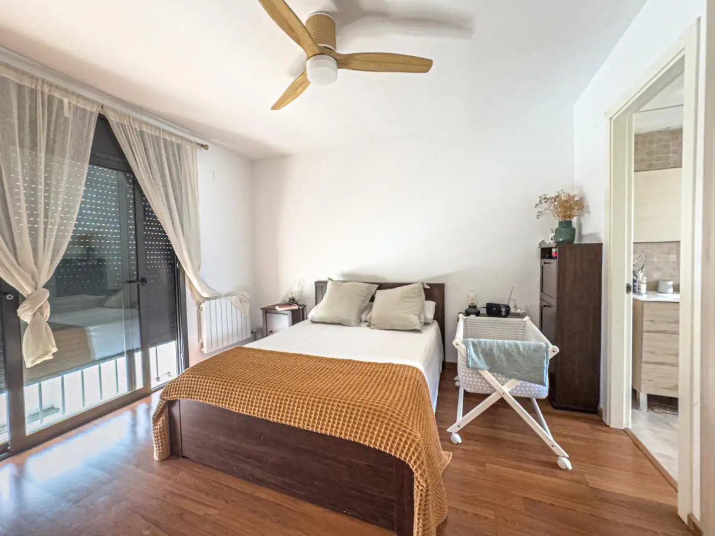 Habitación de Casa adosada en venta en Sant Pere de Ribes con Aire acondicionado, Calefacción y Parquet