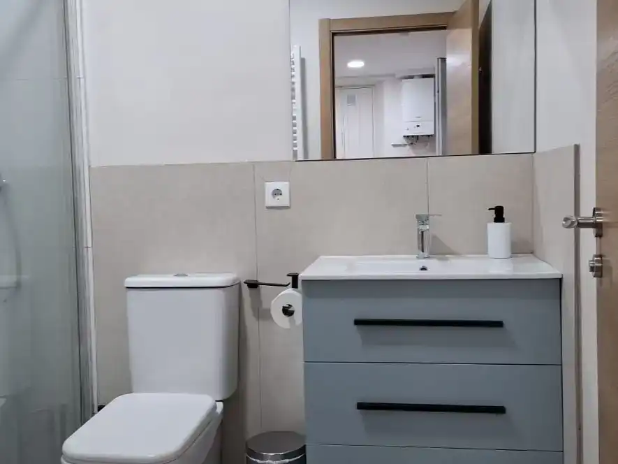 Baño de Piso de alquiler en Santander con Amueblado y Balcón