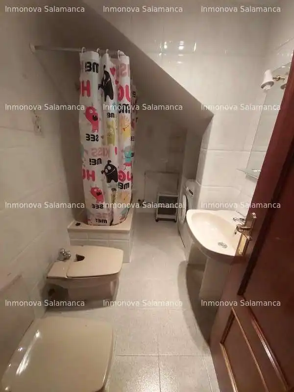 Baño de Apartamento de alquiler en Salamanca con Calefacción y Amueblado