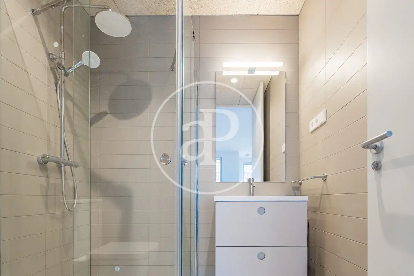 Bathroom of Flat for rent in Madrid  with Air Conditioner, Heating and Private garden