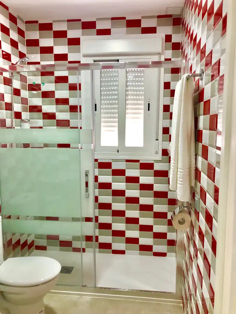 Badezimmer von Wohnung zur Miete in Trujillo mit Klimaanlage, Heizung und Abstellraum