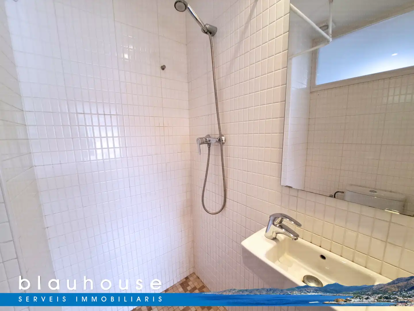 Badezimmer von Dachboden zum Verkauf in Llançà mit Klimaanlage, Heizung und Terrasse