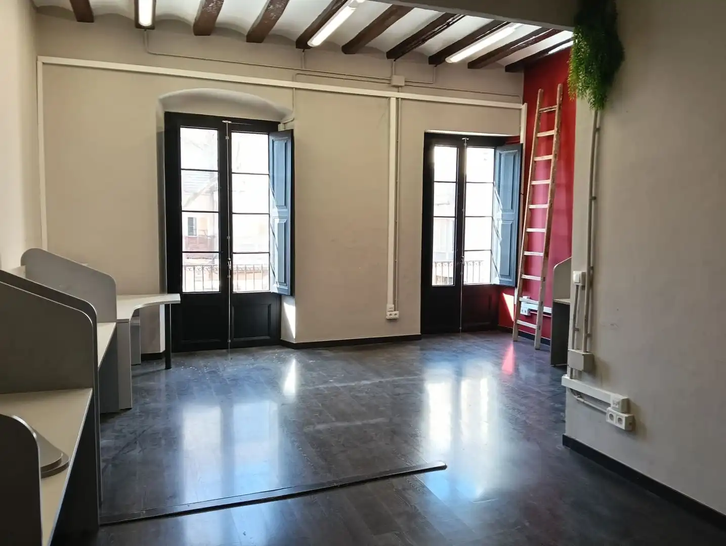 Büro zur Miete in Vilanova i la Geltrú mit Balkon