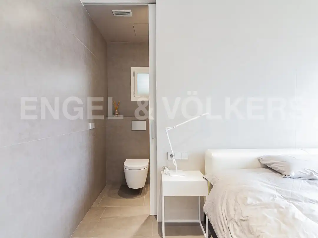 Badezimmer von Dachboden zum Verkauf in Barcelona mit Klimaanlage, Heizung und Terrasse
