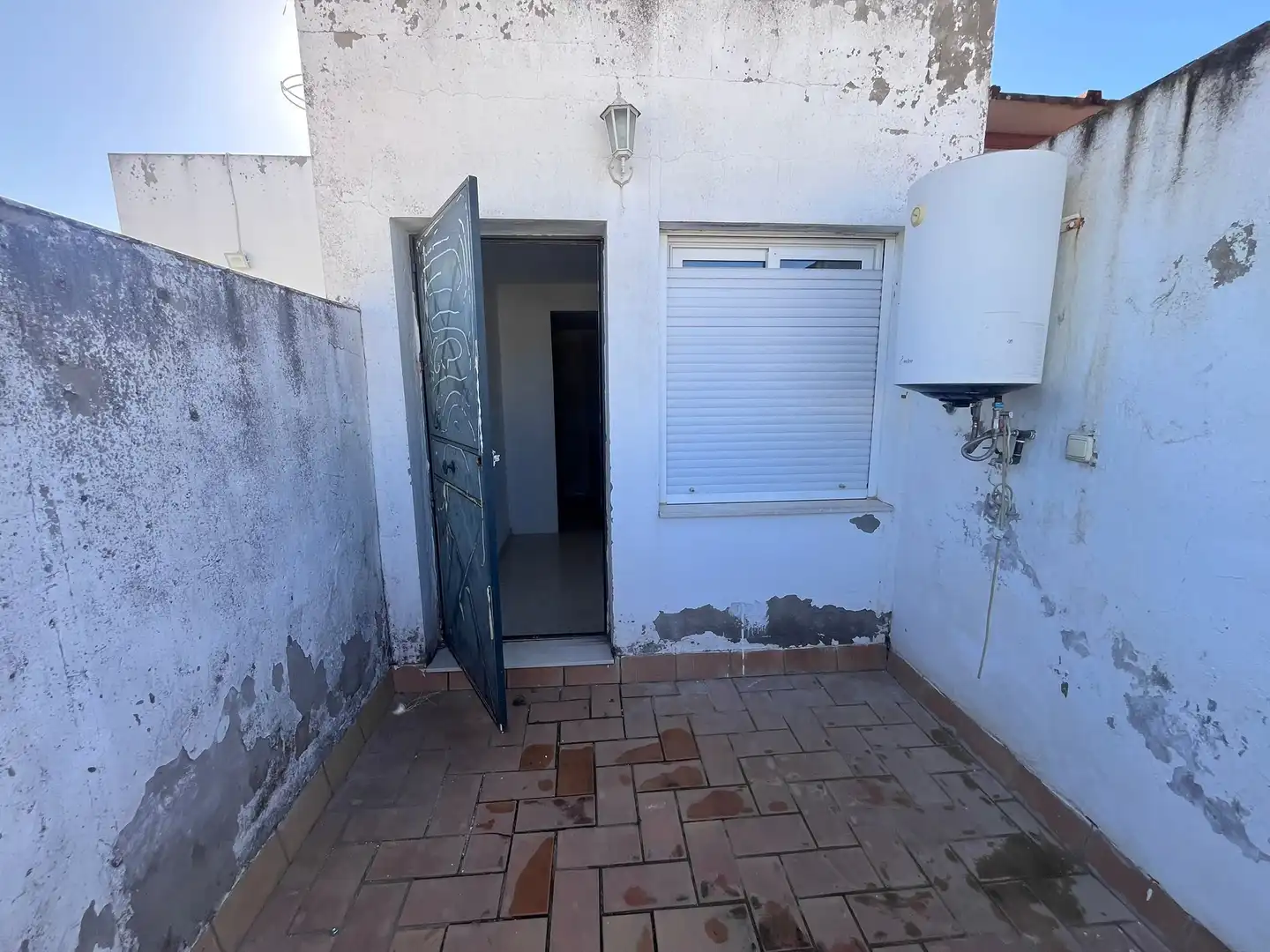 Vista exterior de Pis en venda en Dos Hermanas