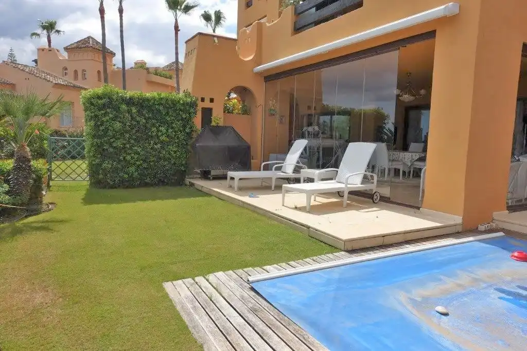 Jardí de Planta baixa de lloguer en Estepona amb Aire condicionat, Terrassa i Piscina