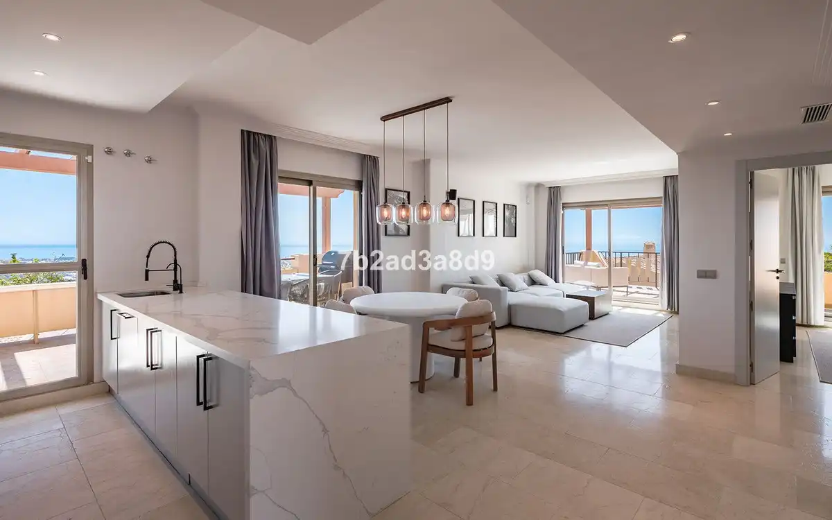 Sala d'estar de Àtic en venda en Estepona amb Aire condicionat, Terrassa i Moblat