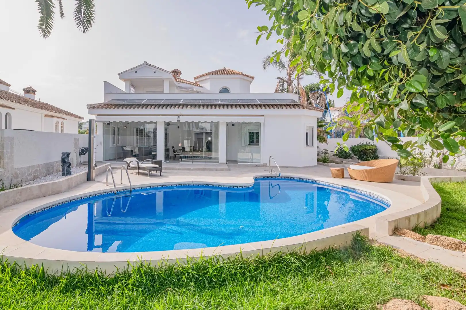 Piscina de Casa o xalet en venda en Marbella amb Aire condicionat, Calefacció i Jardí privat